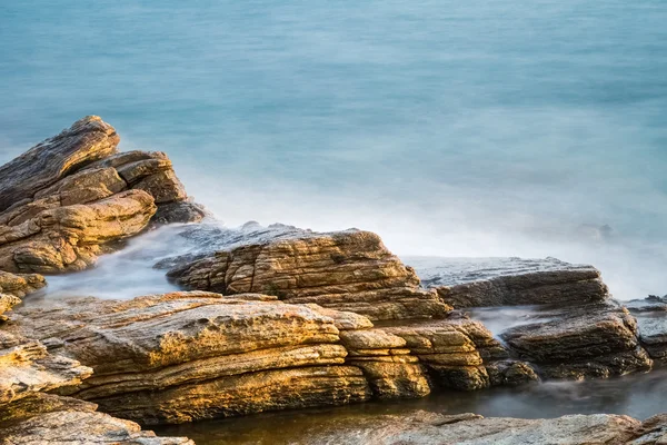 Moři skal v sunrise — Stock fotografie