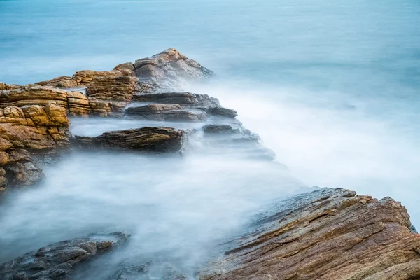 Rochas marinhas no início da manhã — Fotografia de Stock