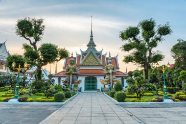 bangkok wat arun iblis guardian