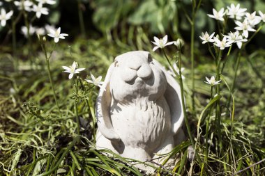 Bahçede seramik Bunny