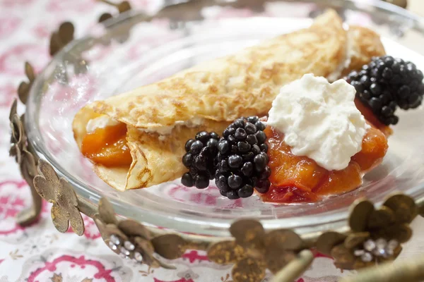 Crepe con crema batida, moras y melocotones — Foto de Stock