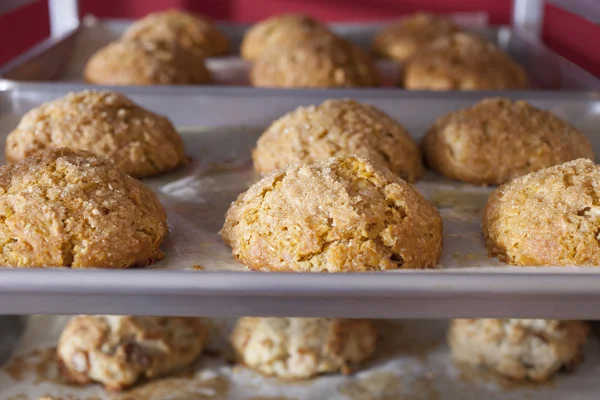 Scones kylning på restaurang bakning rack — Stockfoto