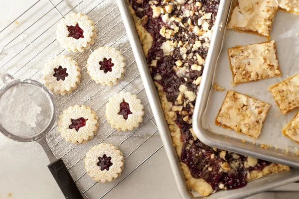 Bandejas de galletas y barras navideñas — Foto de Stock