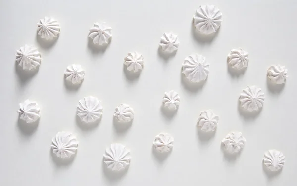White meringues of different patterns and sizes — Stock Photo, Image