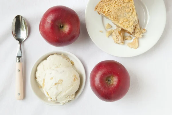 Helado y tarta de manzana —  Fotos de Stock