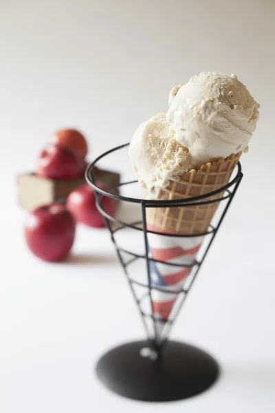 Crème glacée et tarte aux pommes — Photo