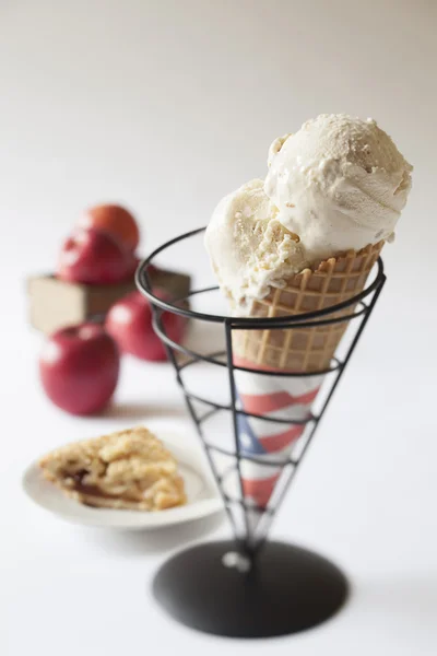 Crème glacée et tarte aux pommes — Photo