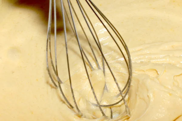 Порка блендером тісто — стокове фото