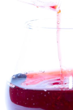 damla ve su sıçramalarına şarap