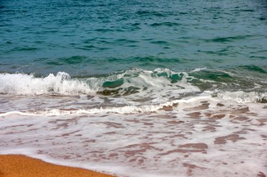 Deniz dalgası ve kum