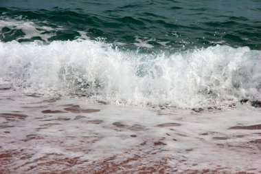 Deniz dalgası ve kum