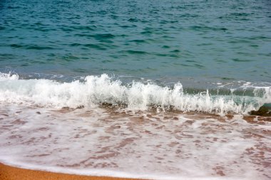 Deniz dalgası ve kum