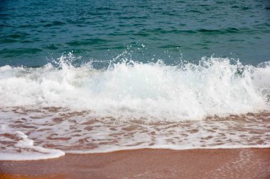 Deniz dalgası ve kum