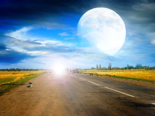 Měsíc a na silnici — Stock fotografie
