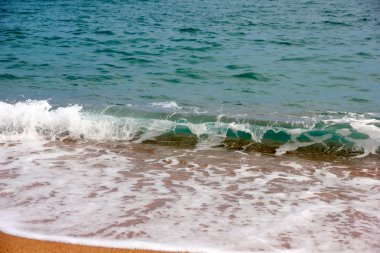 Deniz dalgası ve kum