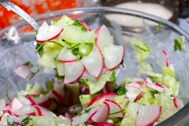 Bahar sebze salatası