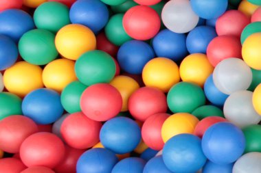 renkli plastik toplar