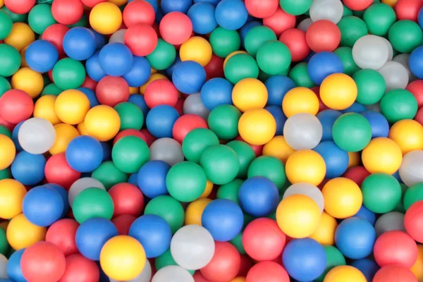 Цветные пластиковые шарики — стоковое фото