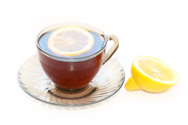 Bir fincan çay ve limon.