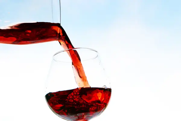 Красное вино в стакане — стоковое фото