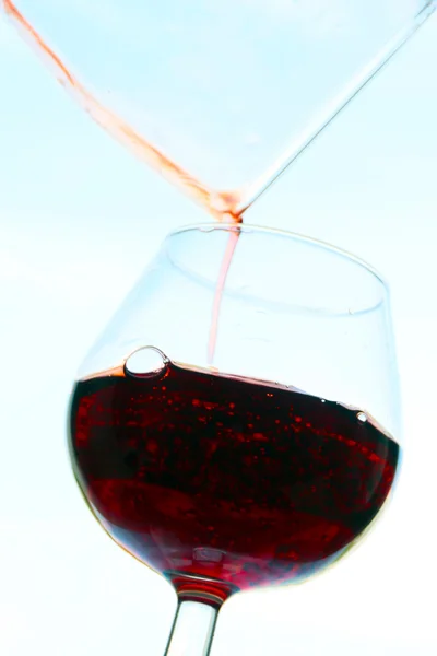 Vinho tinto em um copo — Fotografia de Stock