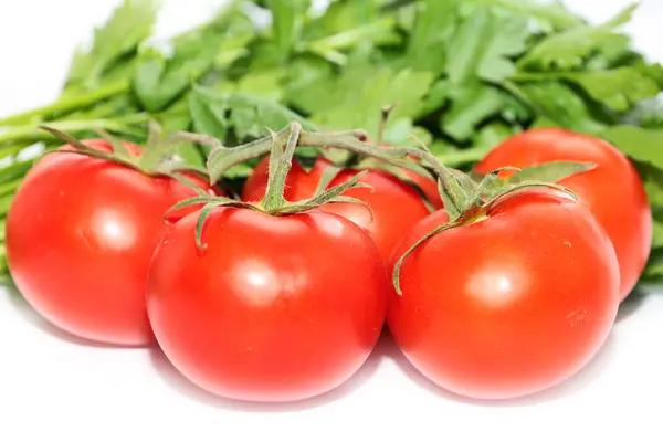 Tomates maduros y un manojo de perejil — Foto de Stock