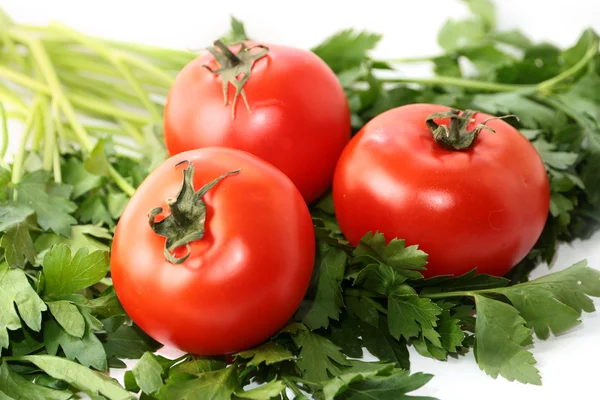 Tomates maduros y un manojo de perejil — Foto de Stock