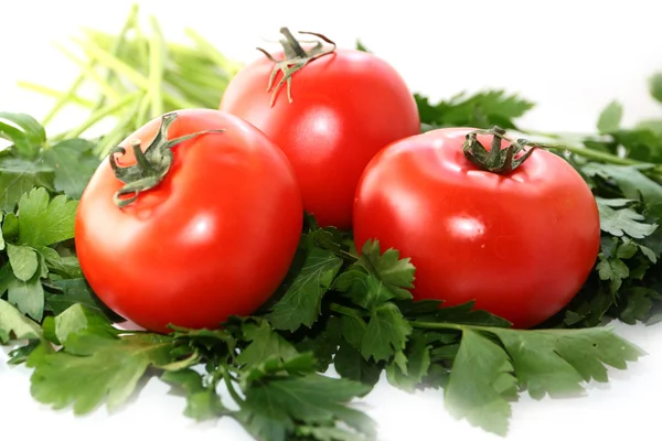 Tomates maduros y un manojo de perejil — Foto de Stock