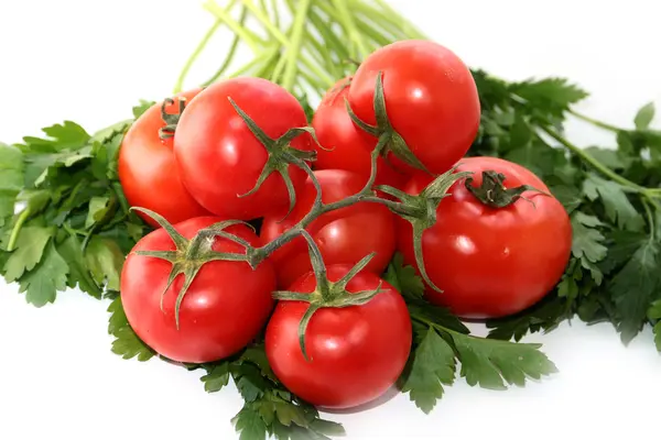 Zralá rajčata a svazek petrželky — Stock fotografie