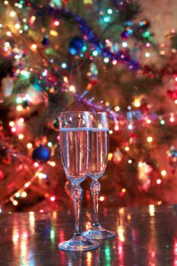 Yeni yıl gözlük şarap ile