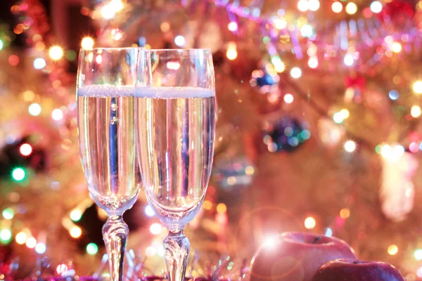 Las copas de Año Nuevo con el vino —  Fotos de Stock