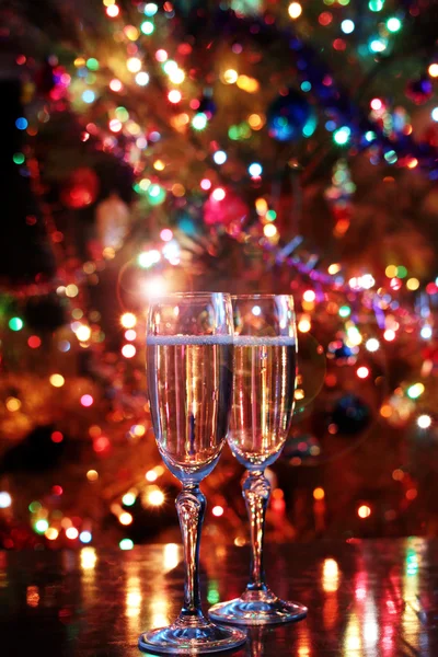 Yeni yıl gözlük şarap ile — Stok fotoğraf