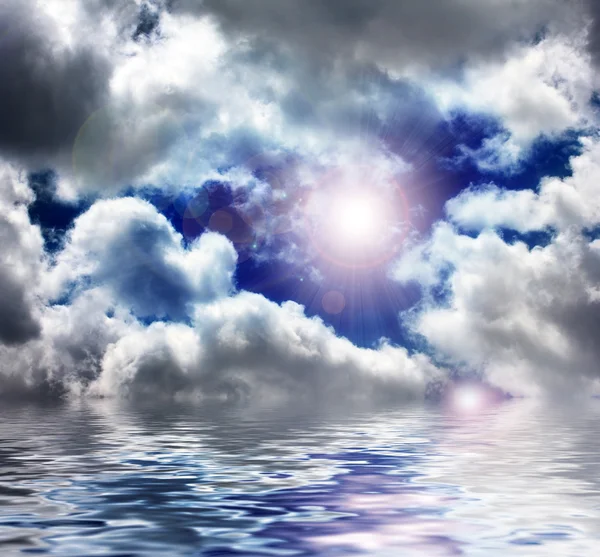 Chmury i woda — Zdjęcie stockowe