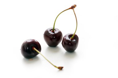 Olgun meyveler kiraz vardır