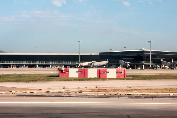 La pista de aterrizaje barcelona aeropuerto — Foto de Stock