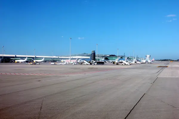 La pista de aterrizaje barcelona aeropuerto —  Fotos de Stock