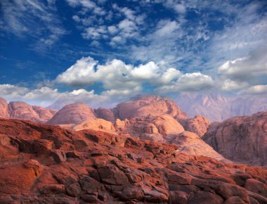 dağlar ve gökyüzü