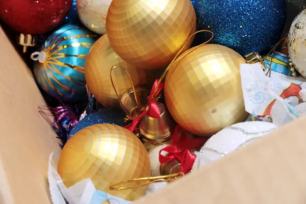 Caja con decoraciones navideñas — Foto de Stock