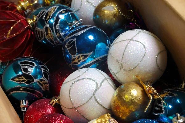 Noel süslemeleri ile kutu — Stok fotoğraf