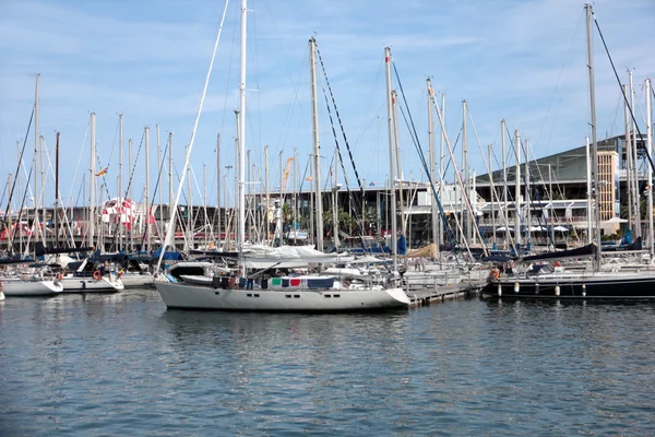 Beau yacht dans le port — Photo