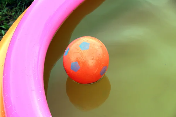 Piłka w wodzie — Zdjęcie stockowe