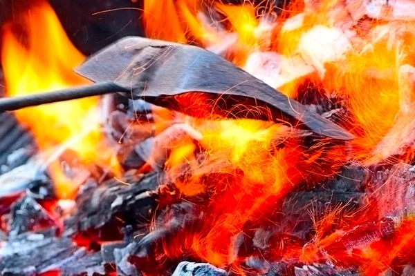 石炭と炎 — ストック写真