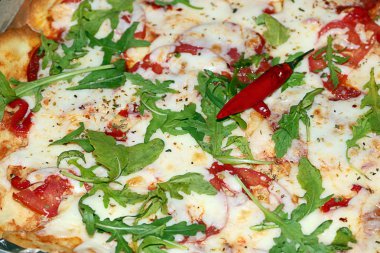 taze hazırlanmış pizza