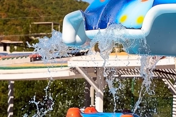 El agua clara que fluye — Foto de Stock