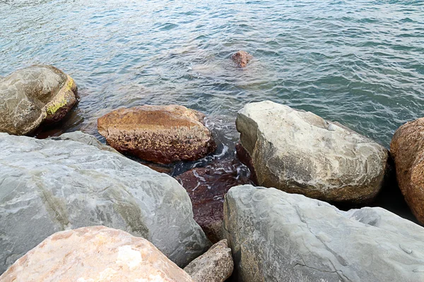 Agua corriente y rocas — Foto de Stock