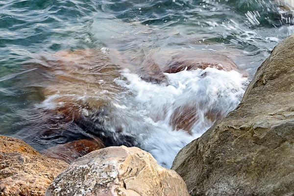 Folyó vízzel és a sziklák — Stock Fotó