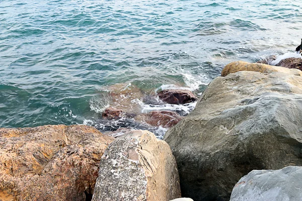 Folyó vízzel és a sziklák — Stock Fotó
