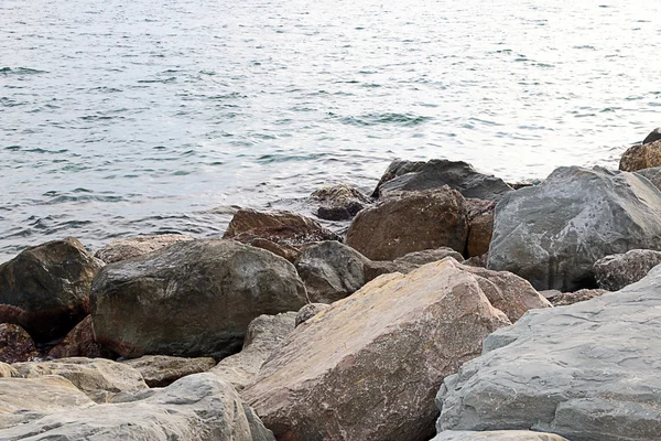 Strömmande vatten och stenar — Stockfoto