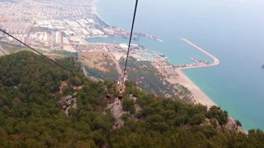 Antalya 'daki Tunektepe Dağı' na giden teleferik.