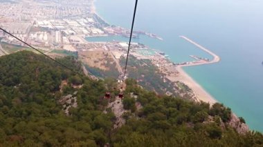 Antalya 'daki Tunektepe Dağı' na giden teleferik.